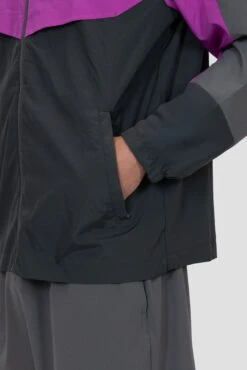 Breeze 2.0 Windbreaker - Cement Grey/Electric Purple/Asphalt -Montirex Sale Store BREEZE 2.0 WINDBREAKER CASTLEROCK PURPLE CACTUS FLOWER ASPHALT Sleeve Detail