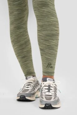 Icon Lite Legging - Khaki Multi -Montirex Sale Store ICON LITE LEGGING OIL GREEN FOUR LEAF CLOVER TEA Logo Detail